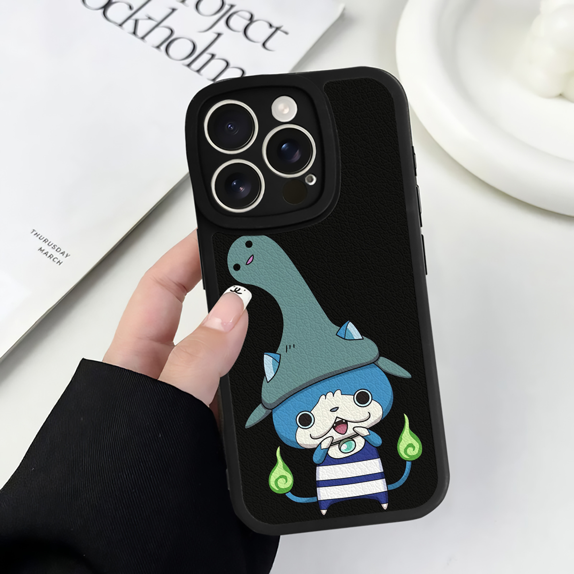 （画像用） 妖怪ウォッチ Yo-kai Watch 【iPhone 16シリーズ対応】シリコンスマホケース（レザー調） 材質：シリコン